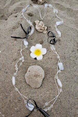 Sautoir blanc lien et perles – création faite main, Fleur et Chuchotement