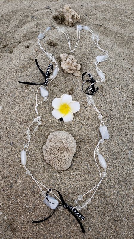 Sautoir blanc lien et perles – création faite main, Fleur et Chuchotement