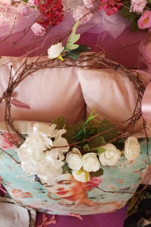 Blancheur eclose de couronne – création faite main, Fleur et Chuchotement