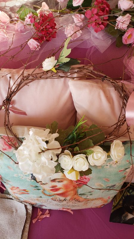 Blancheur eclose de couronne – création faite main, Fleur et Chuchotement