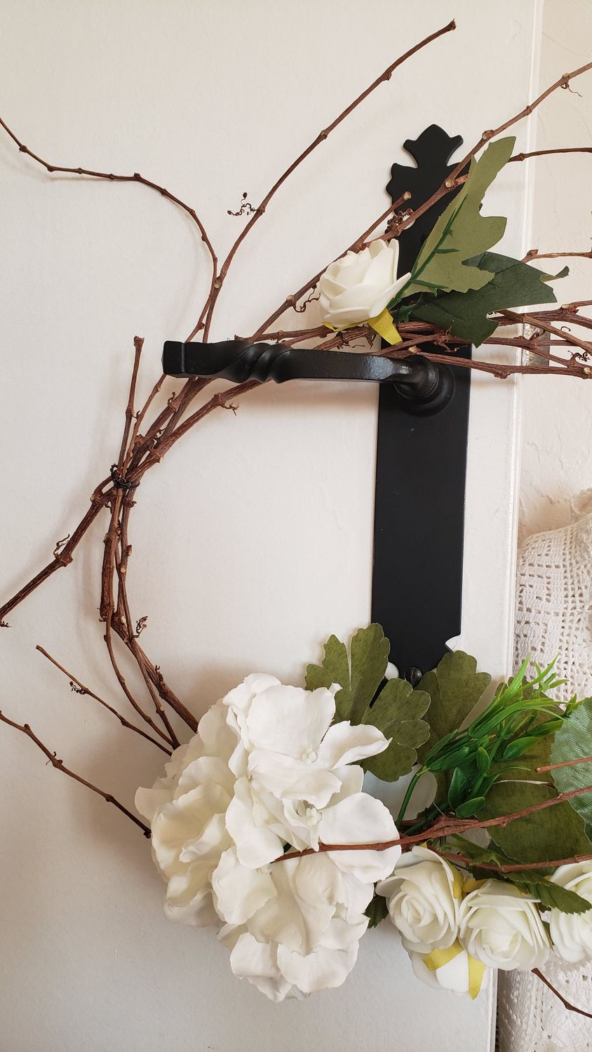 Blancheur eclose de couronne – vue 4 – création faite main, Fleur et Chuchotement