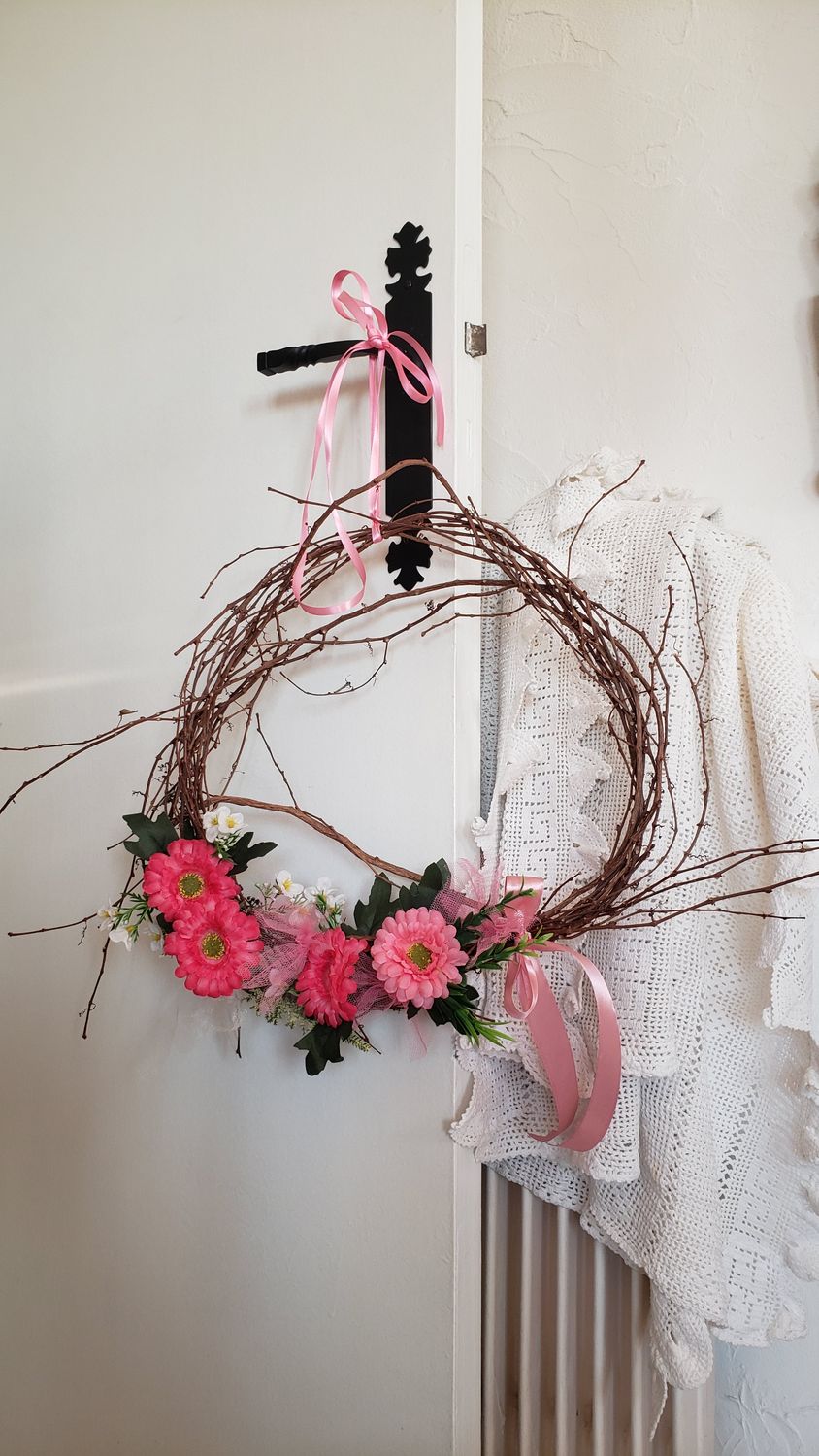 Couronne nuance de rose – vue 2 – création faite main, Fleur et Chuchotement