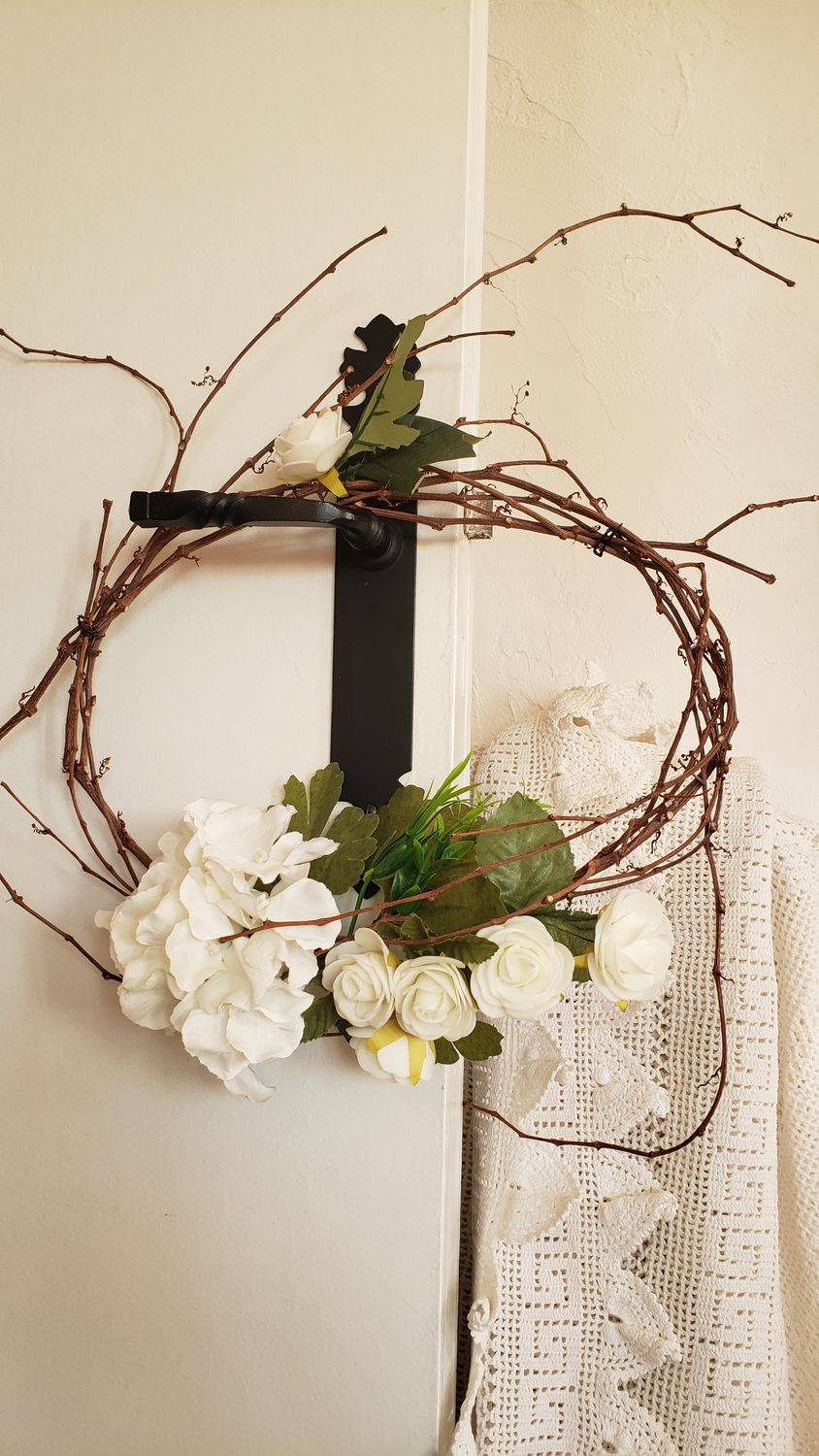 Blancheur eclose de couronne – vue 2 – création faite main, Fleur et Chuchotement