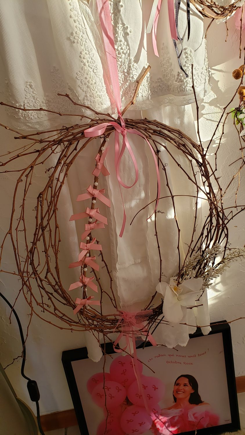 Couronne globe fleuri – vue 2 – création faite main, Fleur et Chuchotement