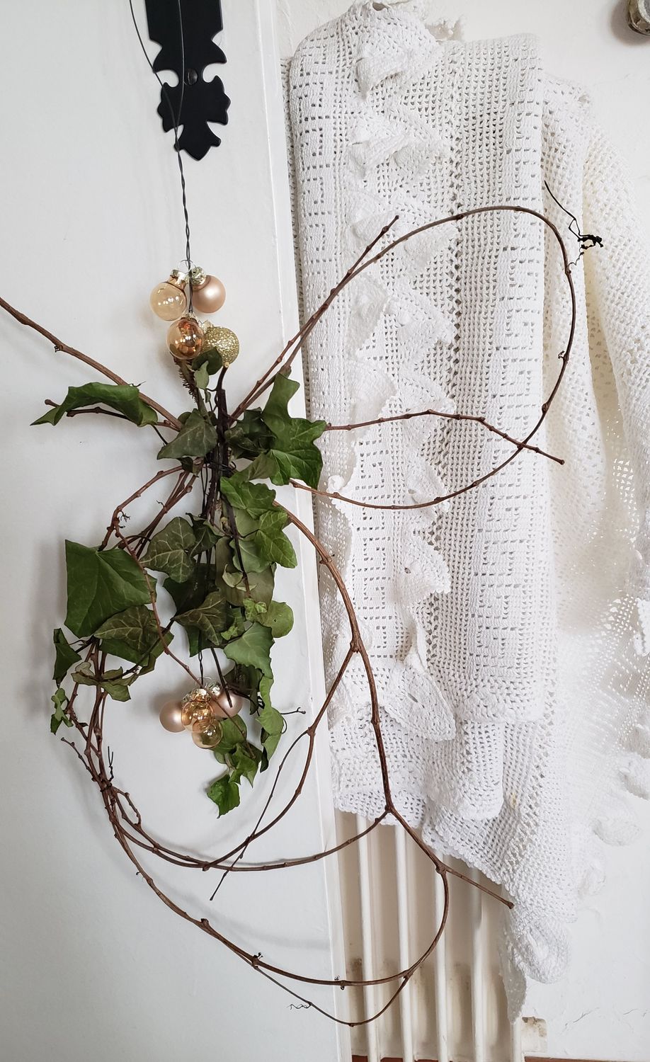 Couronne en lacets – vue 2 – création faite main, Fleur et Chuchotement