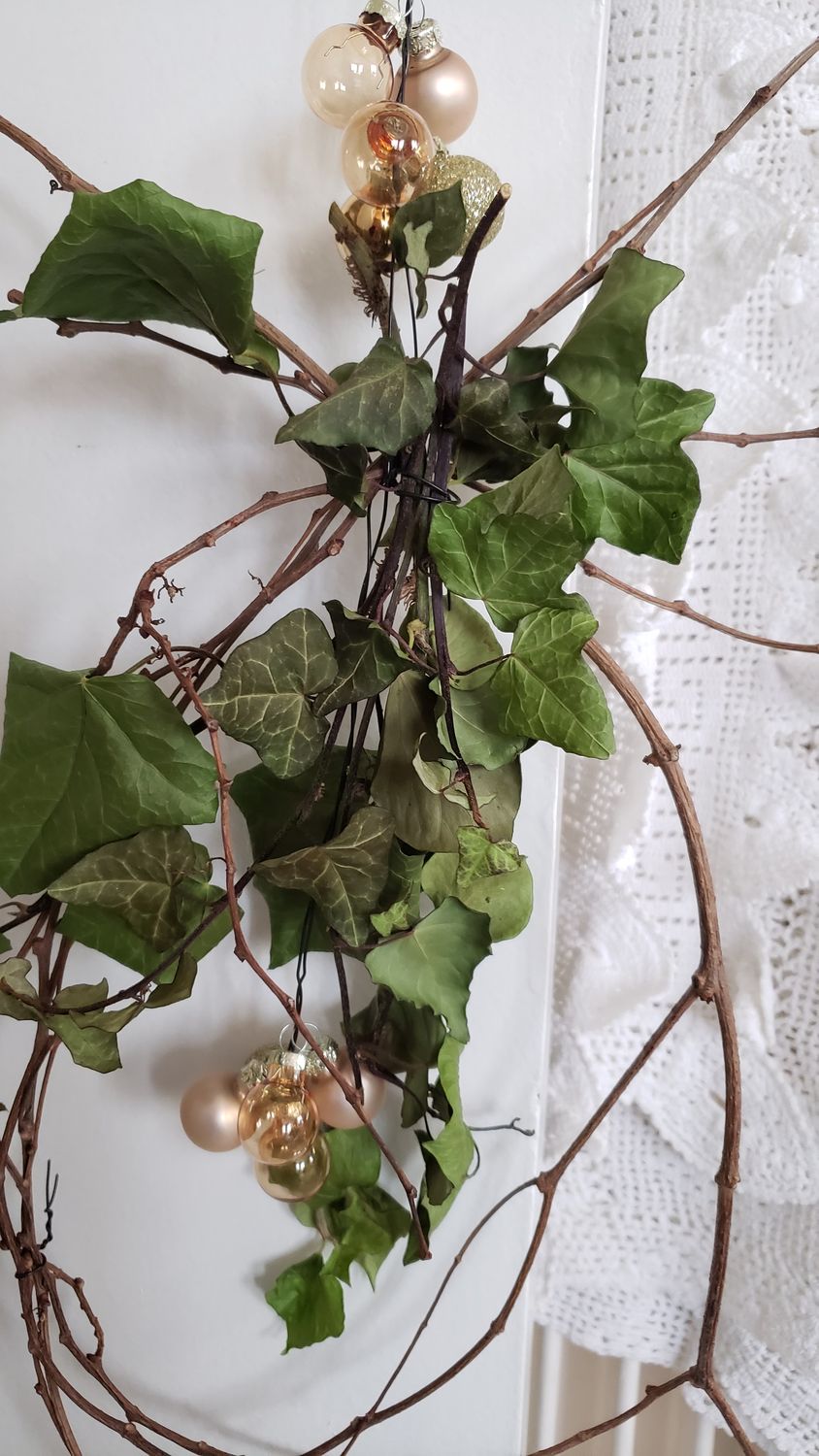 Couronne en lacets – vue 3 – création faite main, Fleur et Chuchotement