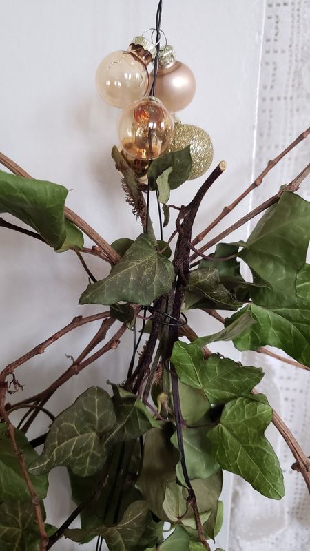 Couronne en lacets – création faite main, Fleur et Chuchotement