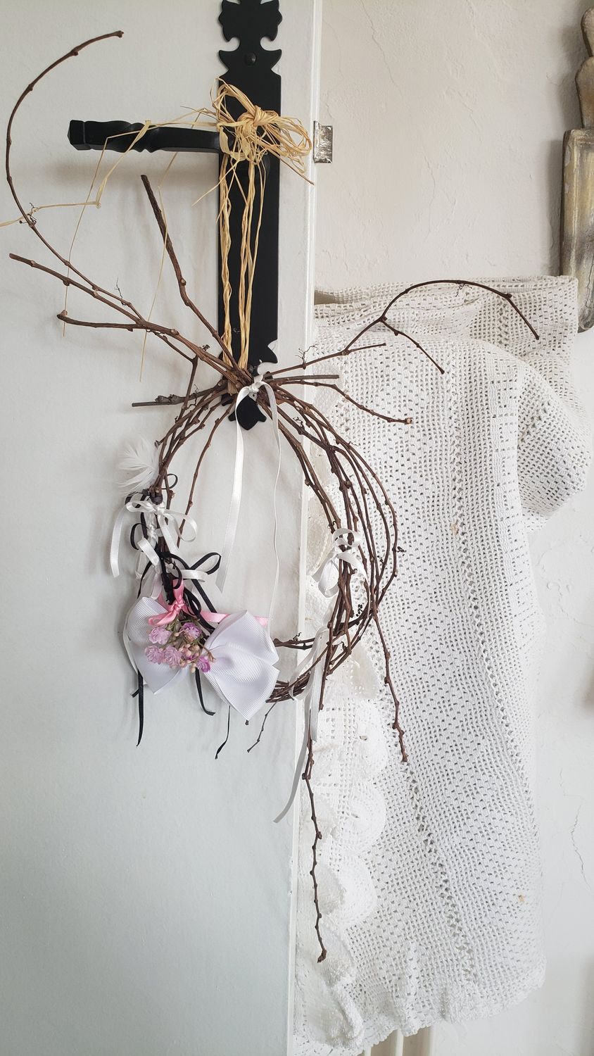 Couronne liane au noeud blanc – vue 3 – création faite main, Fleur et Chuchotement