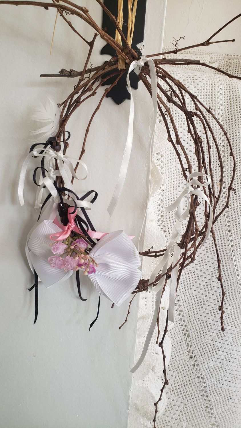 Couronne liane au noeud blanc – vue 2 – création faite main, Fleur et Chuchotement