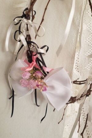 Couronne liane au noeud blanc – création faite main, Fleur et Chuchotement