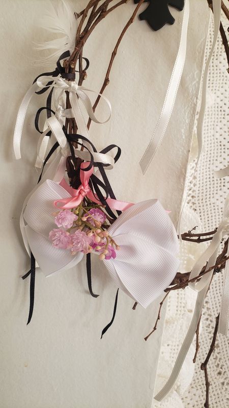 Couronne liane au noeud blanc – création faite main, Fleur et Chuchotement