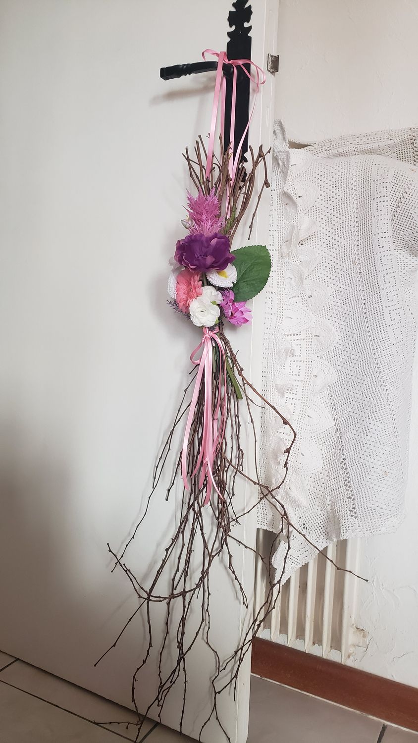 Couronne droite fleurie – vue 2 – création faite main, Fleur et Chuchotement