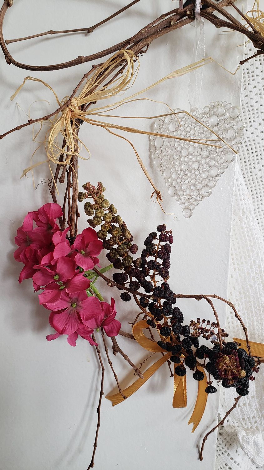 Couronne delice en grappe – vue 3 – création faite main, Fleur et Chuchotement