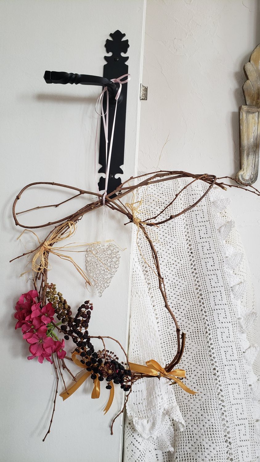 Couronne delice en grappe – vue 4 – création faite main, Fleur et Chuchotement
