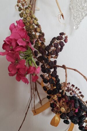 Couronne delice en grappe – création faite main, Fleur et Chuchotement