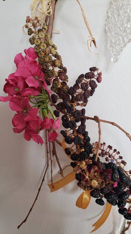 Couronne delice en grappe – création faite main, Fleur et Chuchotement