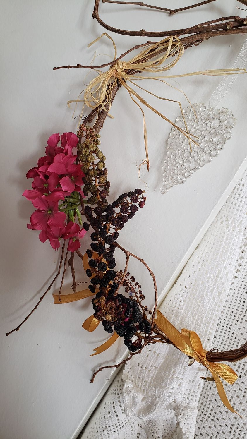 Couronne delice en grappe – vue 2 – création faite main, Fleur et Chuchotement