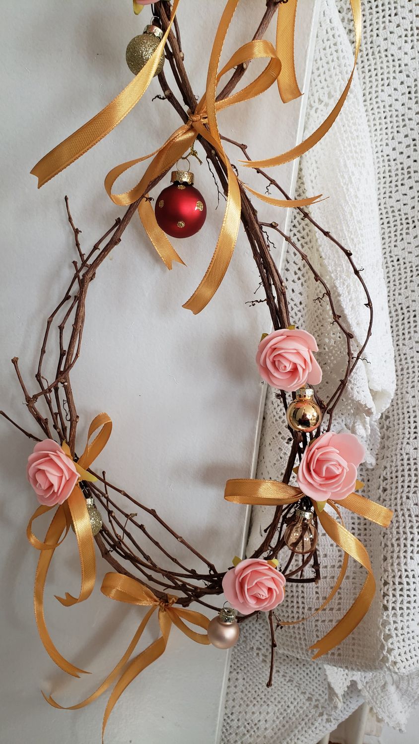 Couronne dorée à l'honneur – vue 2 – création faite main, Fleur et Chuchotement