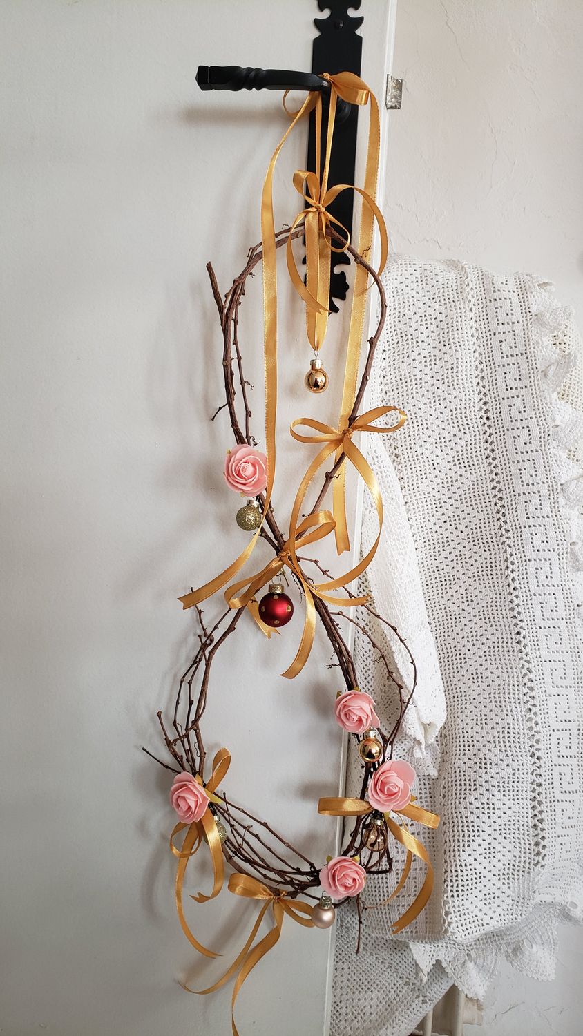 Couronne dorée à l'honneur – vue 3 – création faite main, Fleur et Chuchotement