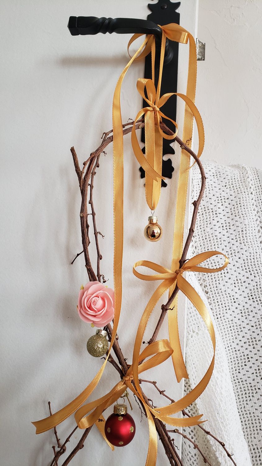 Couronne dorée à l'honneur – vue 4 – création faite main, Fleur et Chuchotement