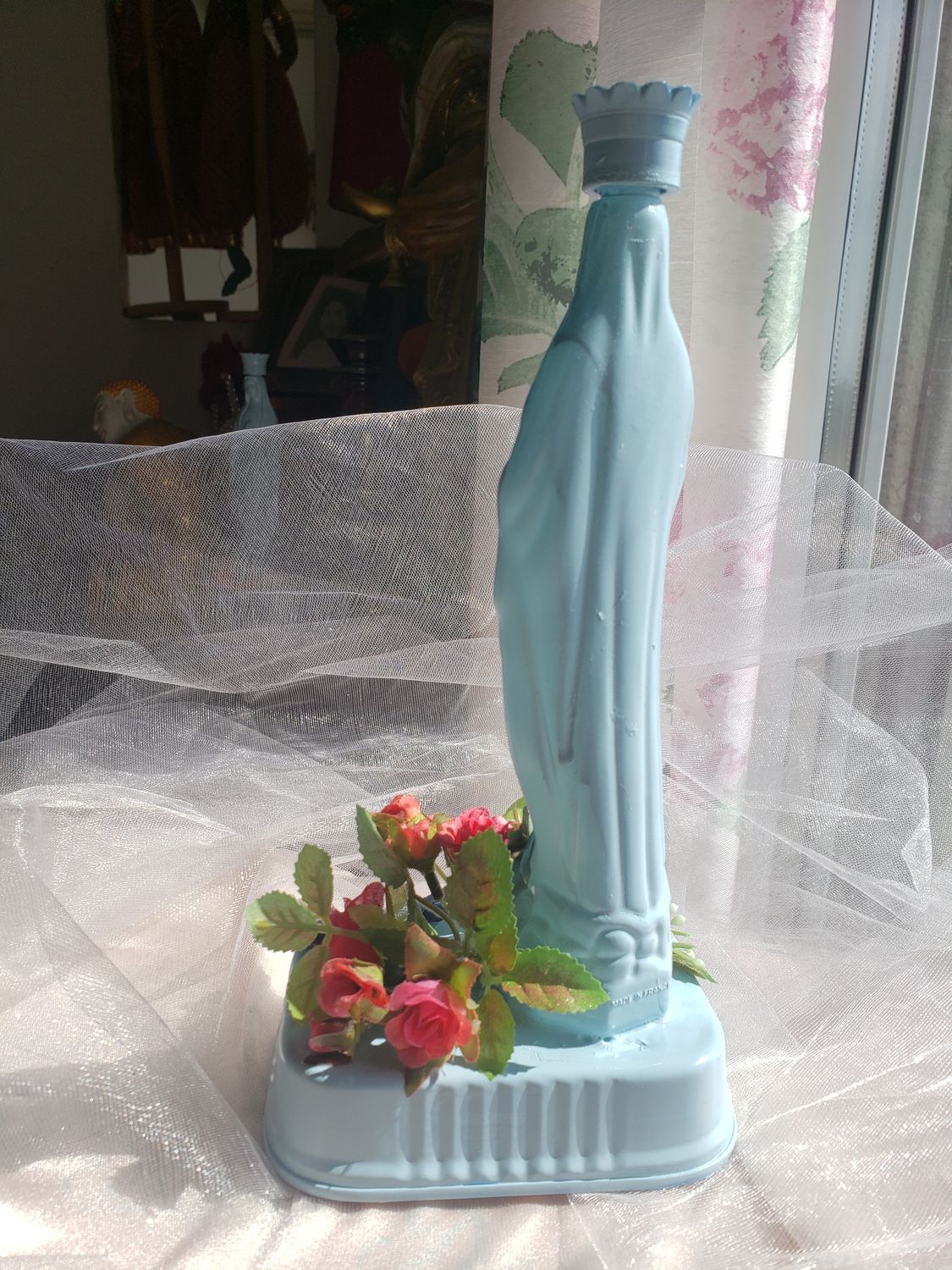 Statue Vierge bleue de Lourdes – vue 2 – création faite main, Fleur et Chuchotement