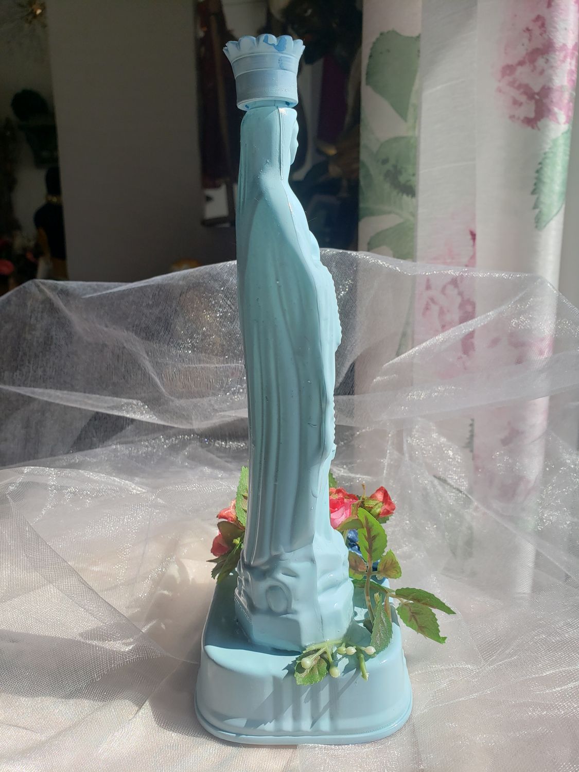 Statue Vierge bleue de Lourdes – vue 3 – création faite main, Fleur et Chuchotement