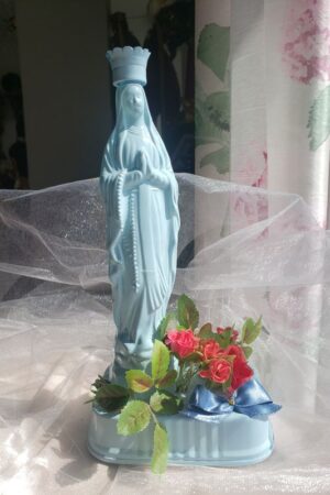 Statue Vierge bleue de Lourdes – création faite main, Fleur et Chuchotement