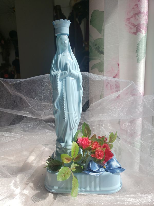 Statue Vierge bleue de Lourdes – création faite main, Fleur et Chuchotement
