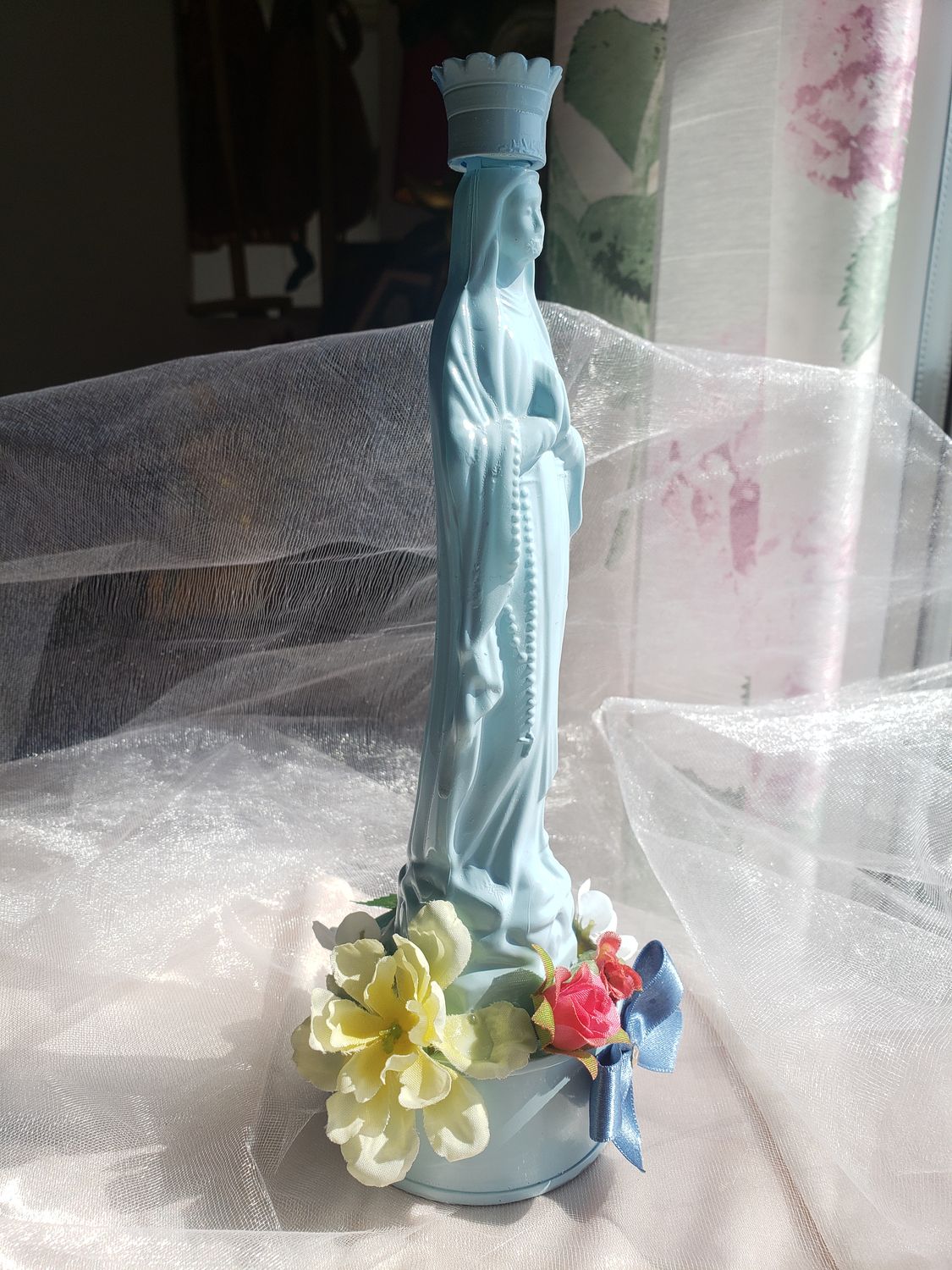 Statue Vierge bleue de Lourdes – vue 2 – création faite main, Fleur et Chuchotement