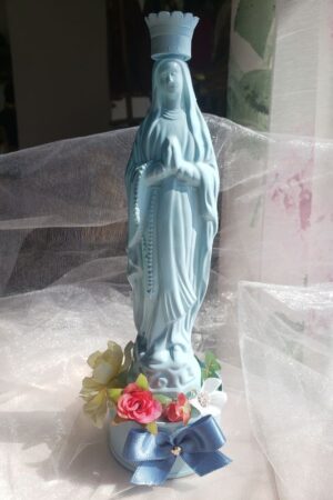 Statue Vierge bleue de Lourdes – création faite main, Fleur et Chuchotement
