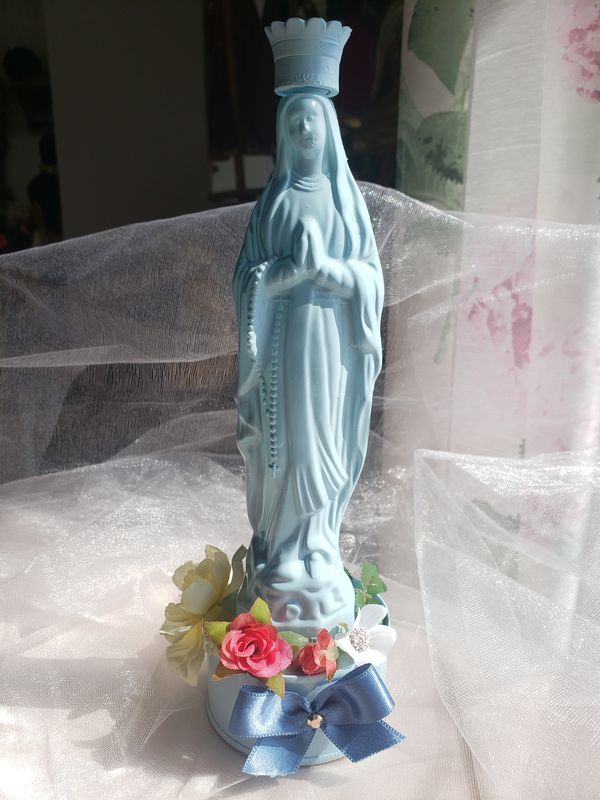 Statue Vierge bleue de Lourdes – création faite main, Fleur et Chuchotement