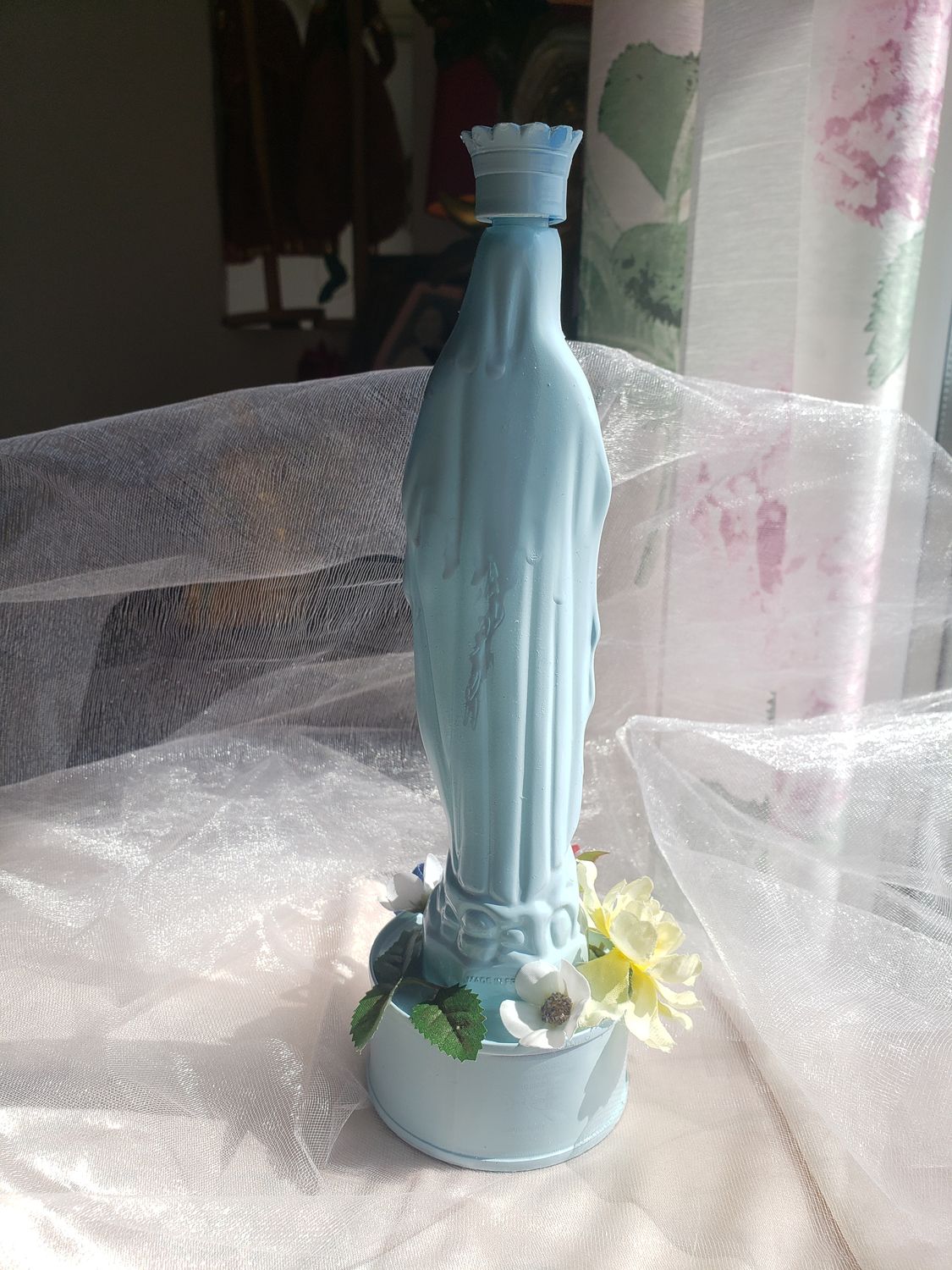 Statue Vierge bleue de Lourdes – vue 3 – création faite main, Fleur et Chuchotement