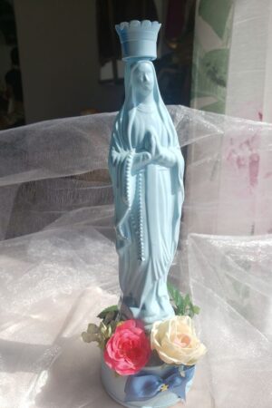 Statue Vierge bleue de Lourdes – création faite main, Fleur et Chuchotement