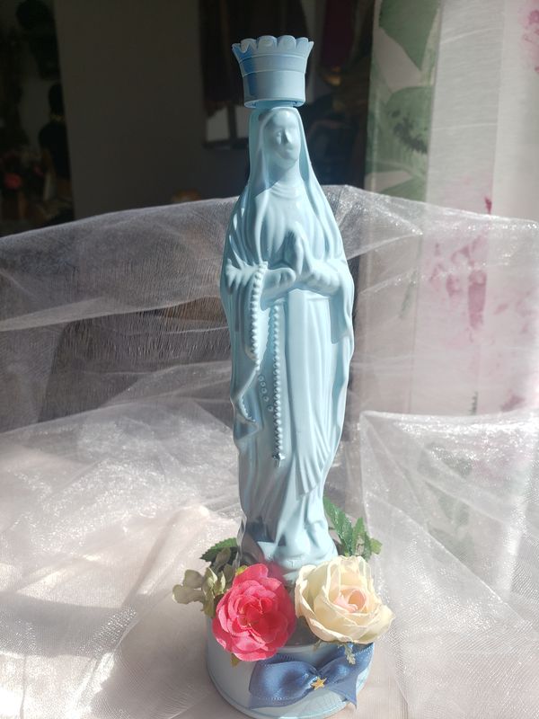 Statue Vierge bleue de Lourdes – création faite main, Fleur et Chuchotement