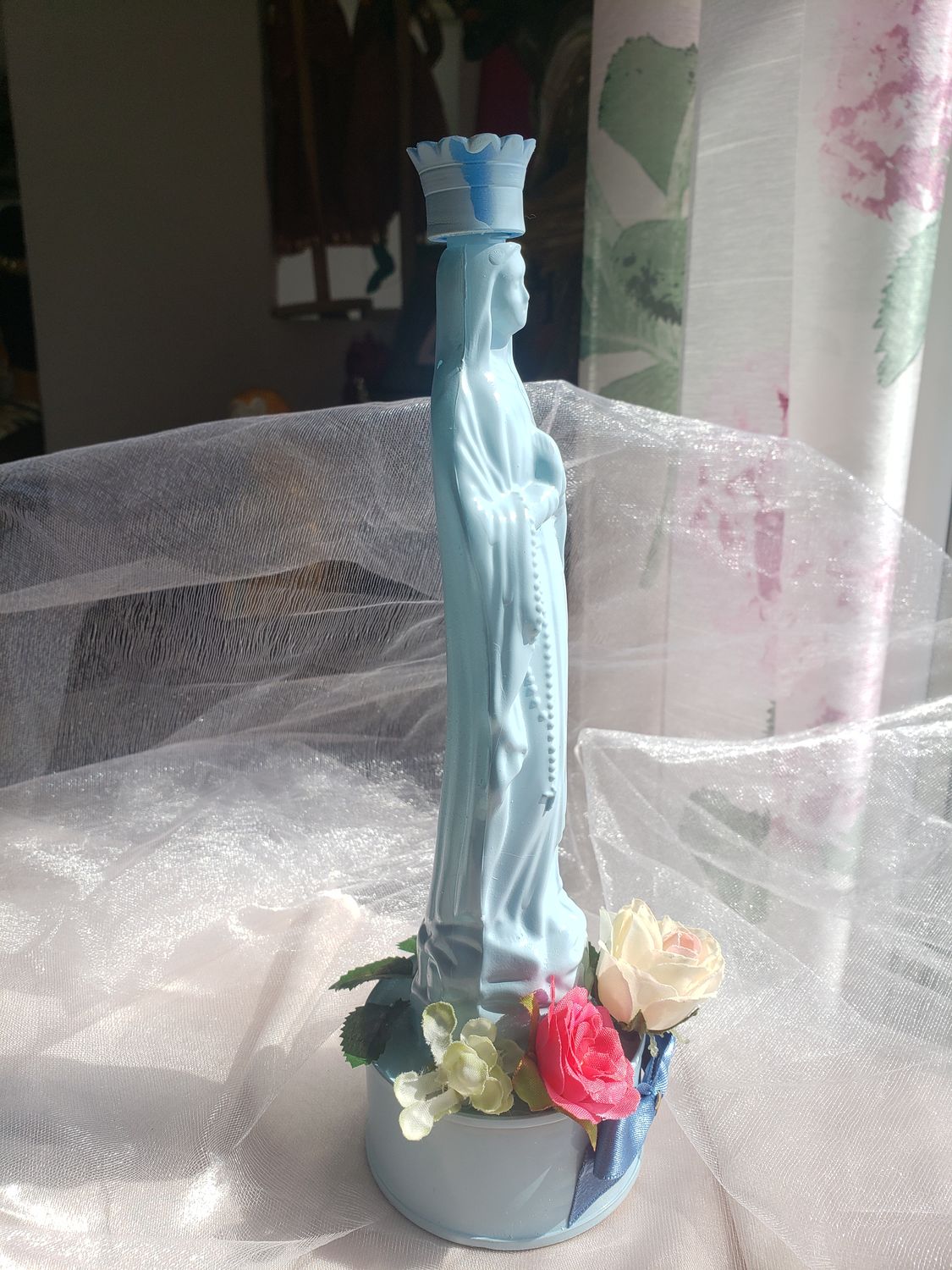 Statue Vierge bleue de Lourdes – vue 2 – création faite main, Fleur et Chuchotement