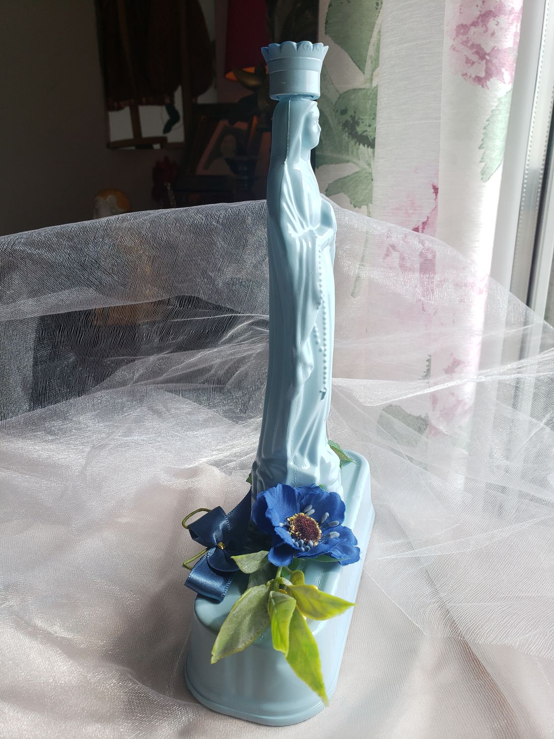 Statue Vierge bleue de Lourdes – vue 2 – création faite main, Fleur et Chuchotement