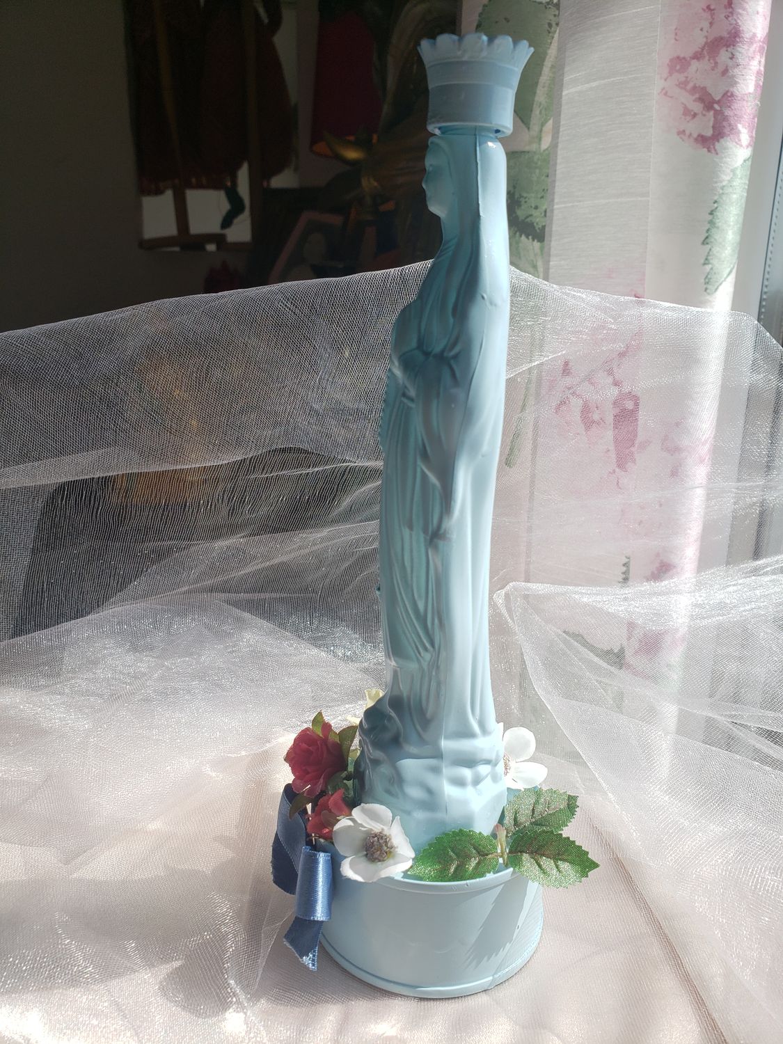 Statue Vierge bleue de Lourdes – vue 4 – création faite main, Fleur et Chuchotement
