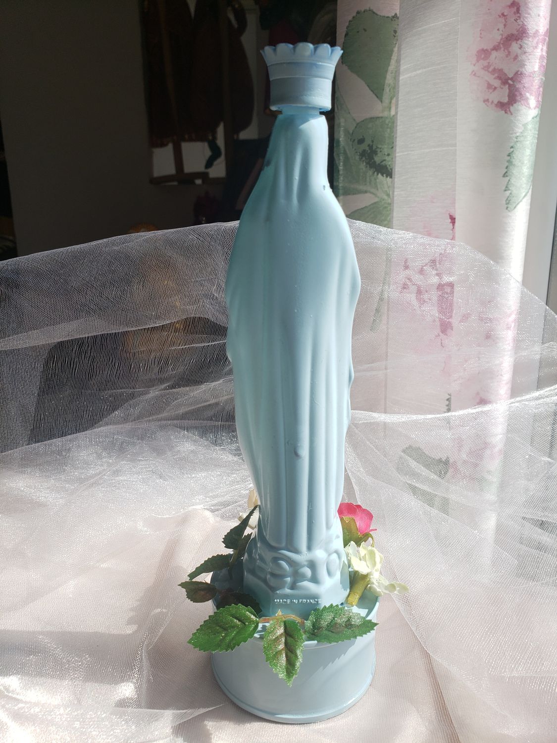 Statue Vierge bleue de Lourdes – vue 3 – création faite main, Fleur et Chuchotement