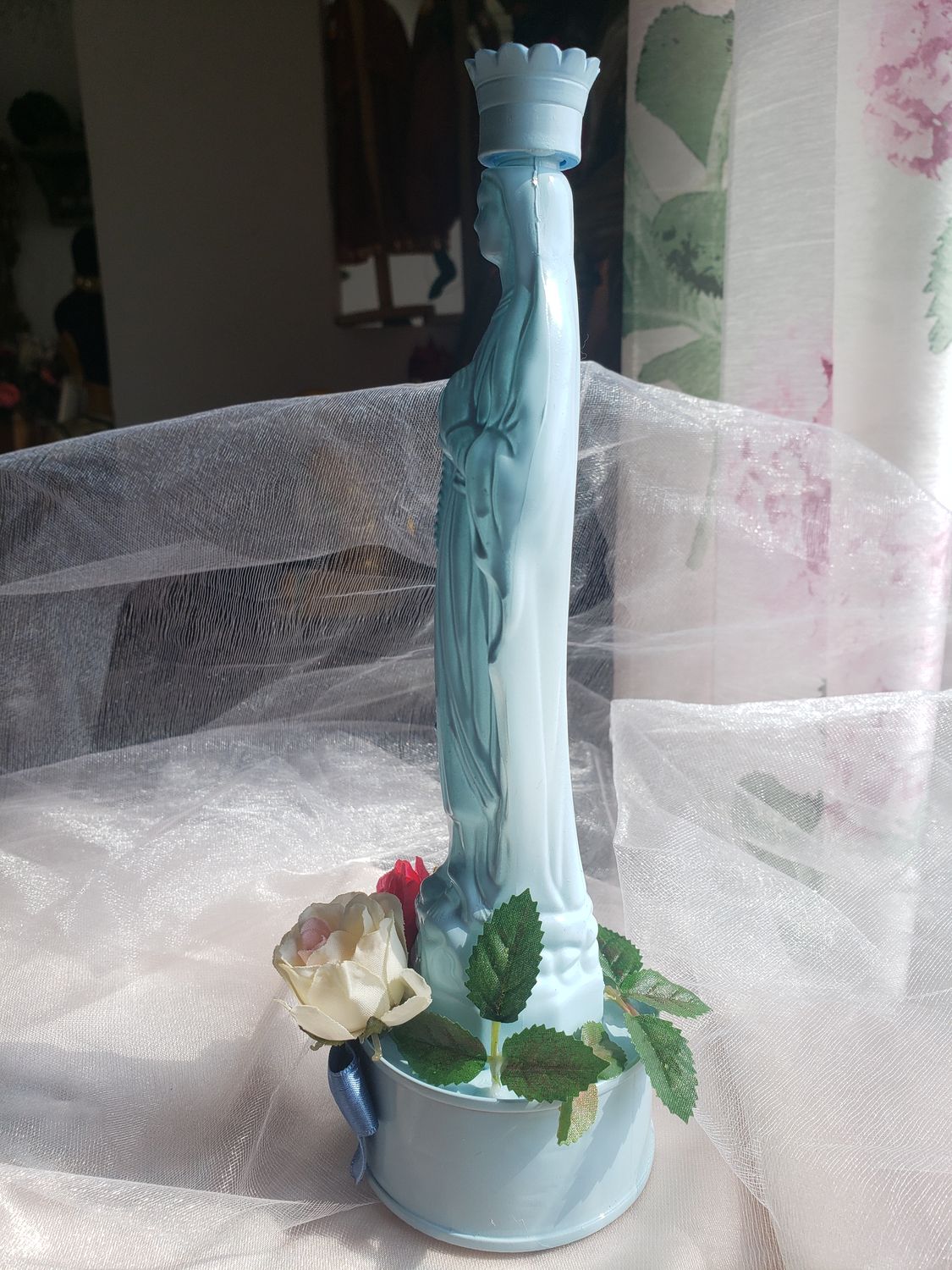 Statue Vierge bleue de Lourdes – vue 4 – création faite main, Fleur et Chuchotement
