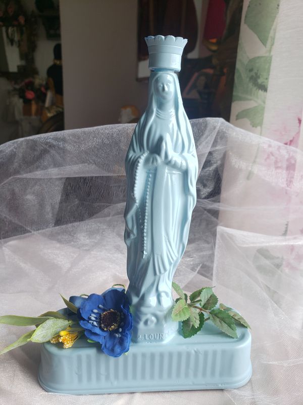 Statue Vierge bleue de Lourdes – création faite main, Fleur et Chuchotement