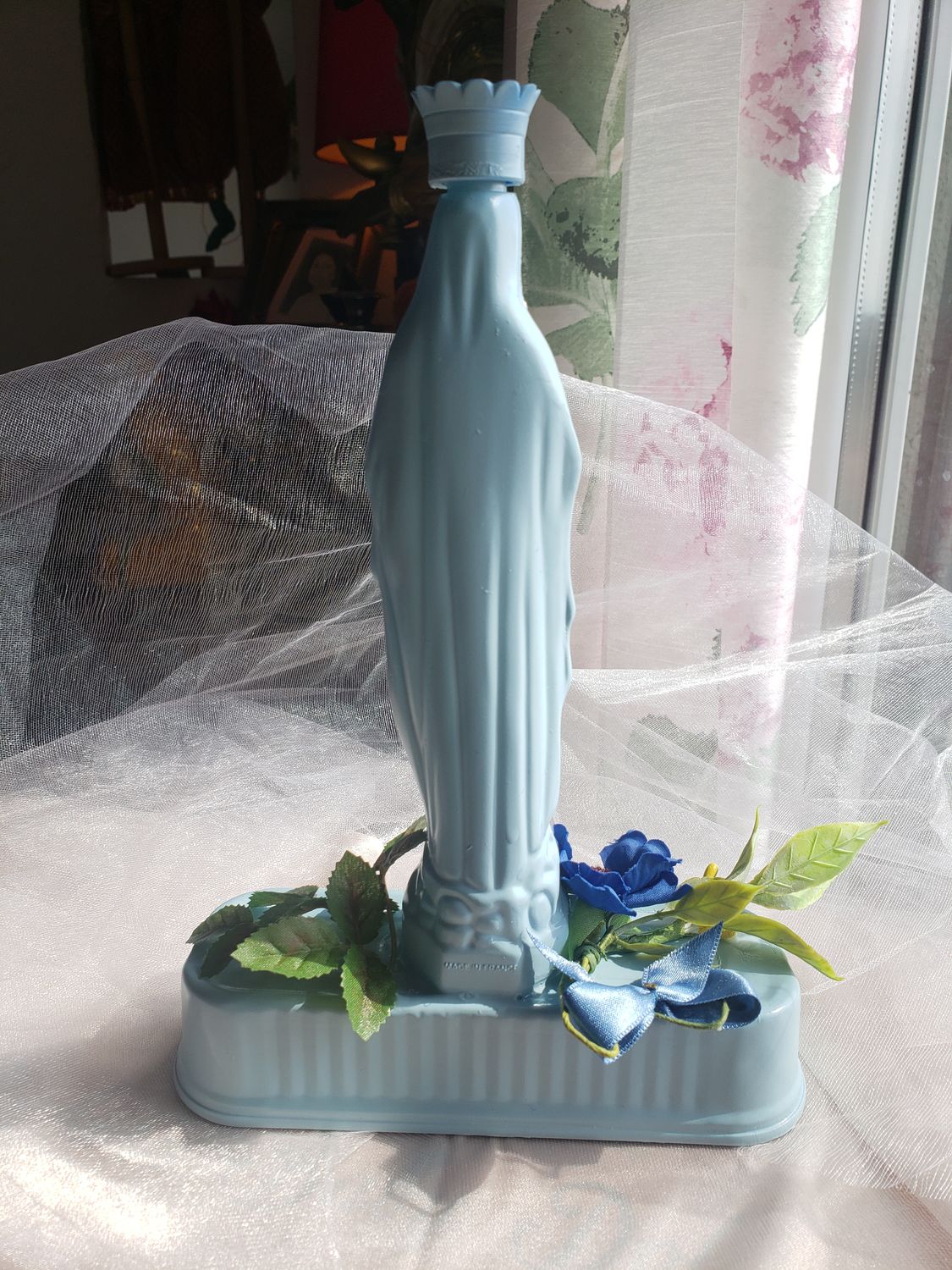 Statue Vierge bleue de Lourdes – vue 3 – création faite main, Fleur et Chuchotement