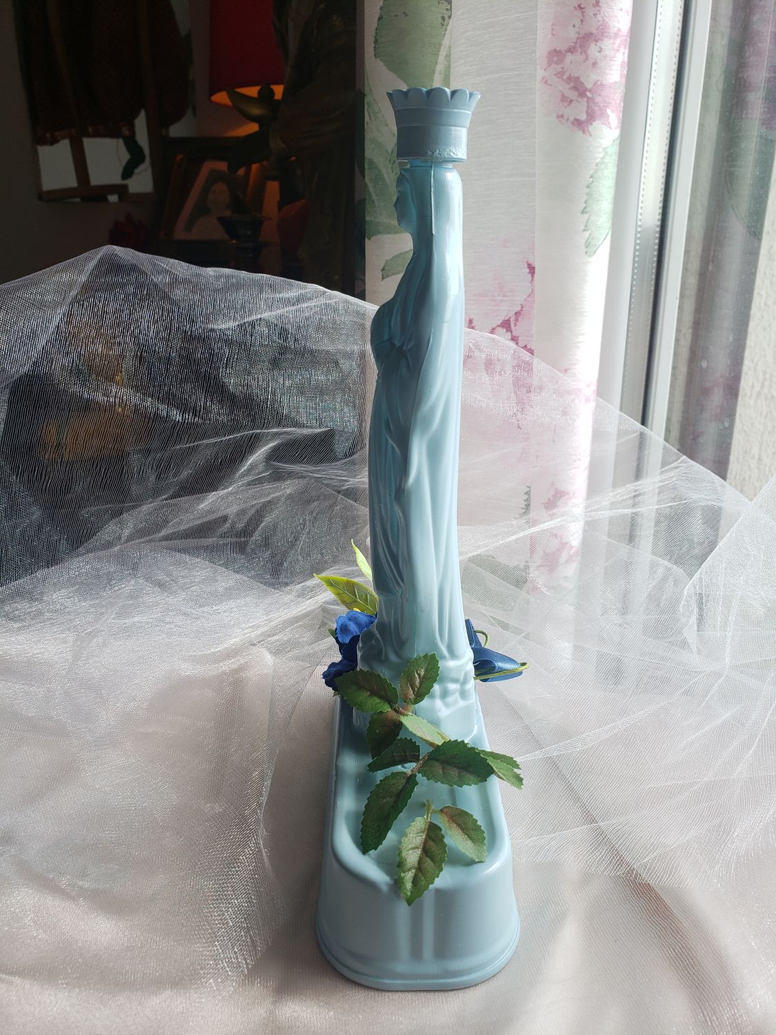 Statue Vierge bleue de Lourdes – vue 4 – création faite main, Fleur et Chuchotement
