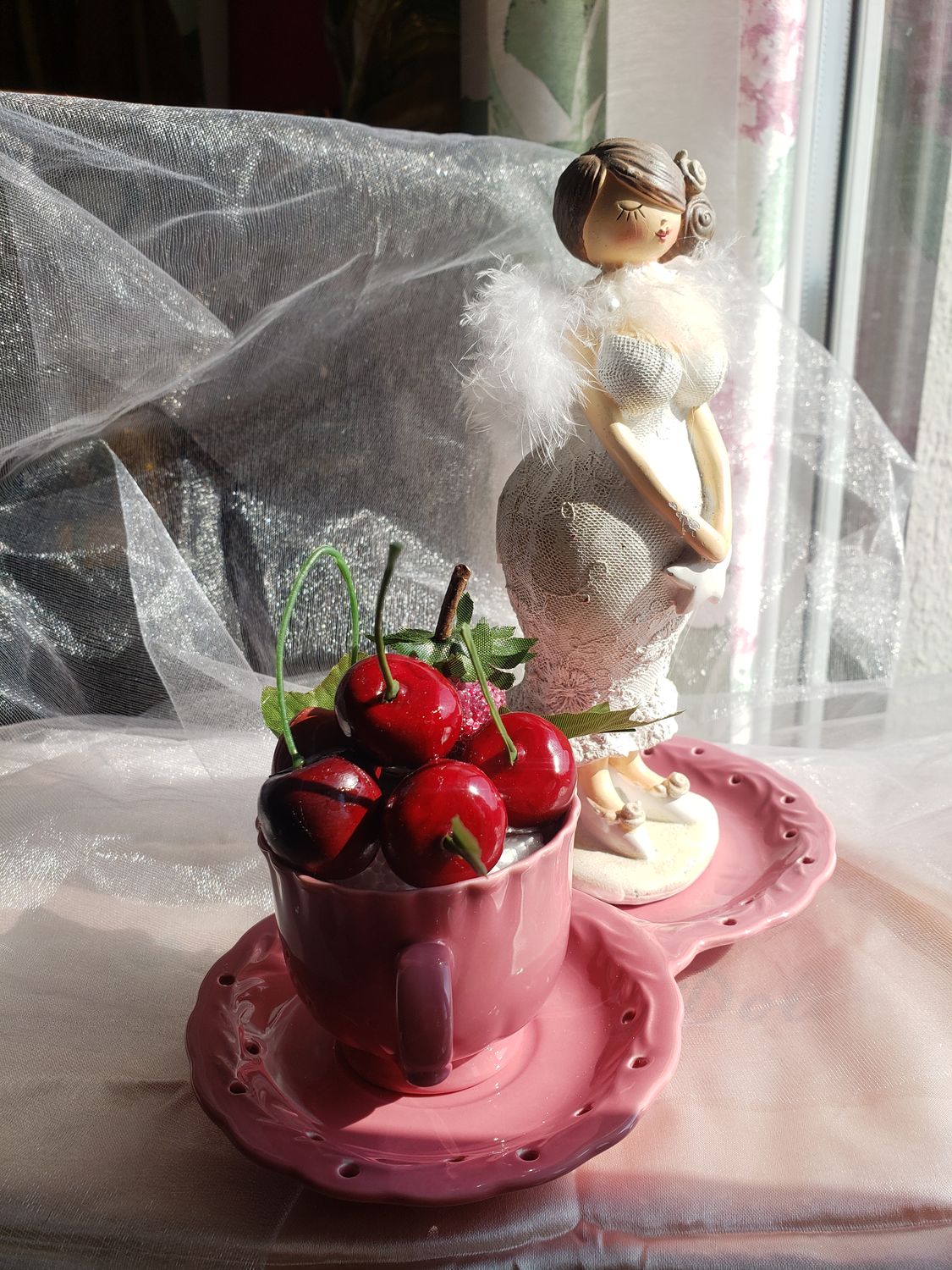Pin-up en porcelaine tenant une soucoupe rose remplie de cerises, création de l’association Fleur et Chuchotement