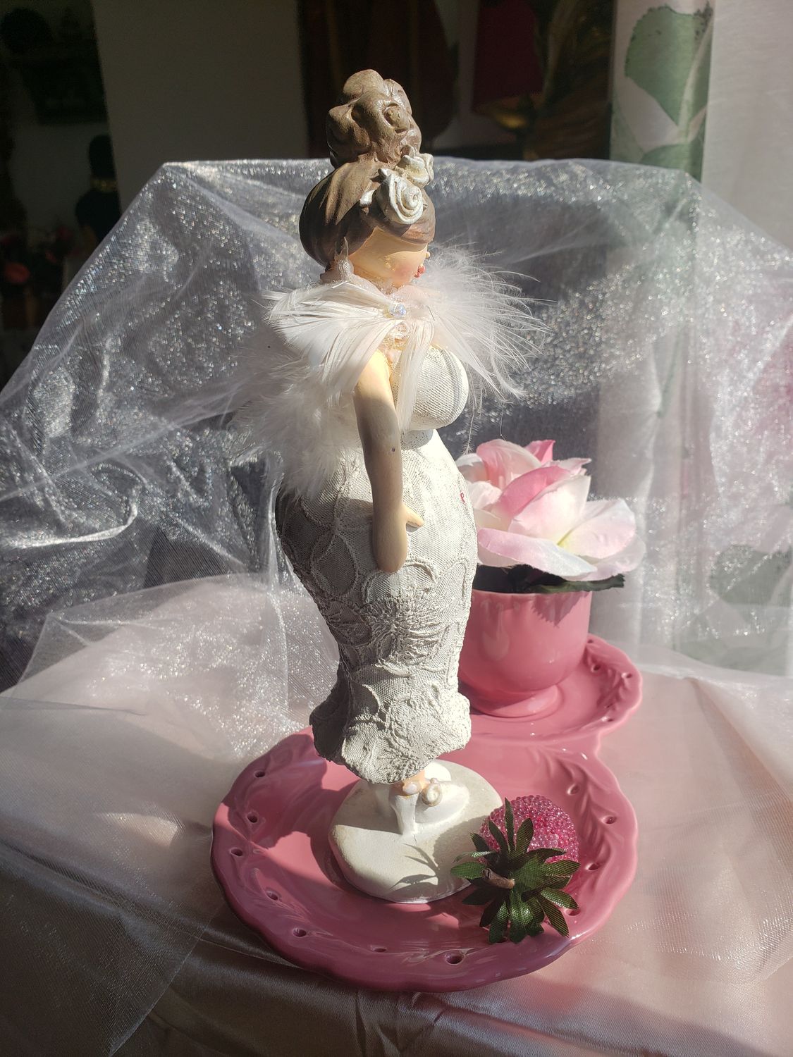 Pin up à la rose – vue 3 – création faite main, Fleur et Chuchotement