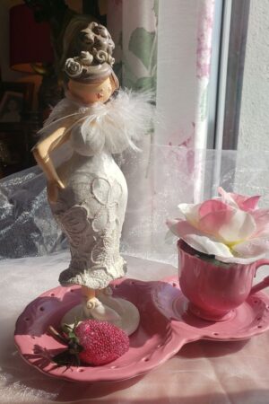 Pin up à la rose – création faite main, Fleur et Chuchotement