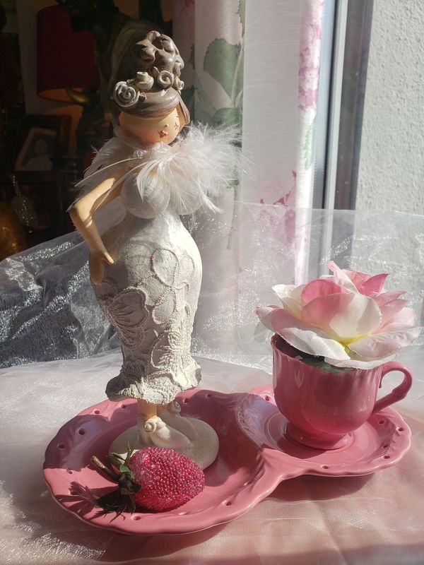 Pin up à la rose – création faite main, Fleur et Chuchotement