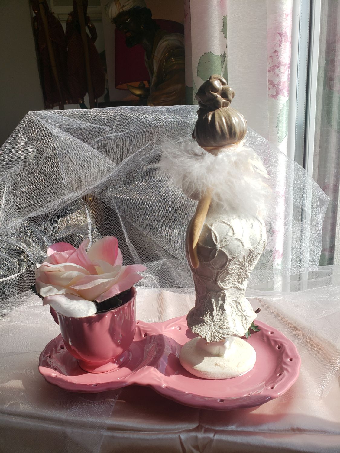 Pin up à la rose – vue 4 – création faite main, Fleur et Chuchotement