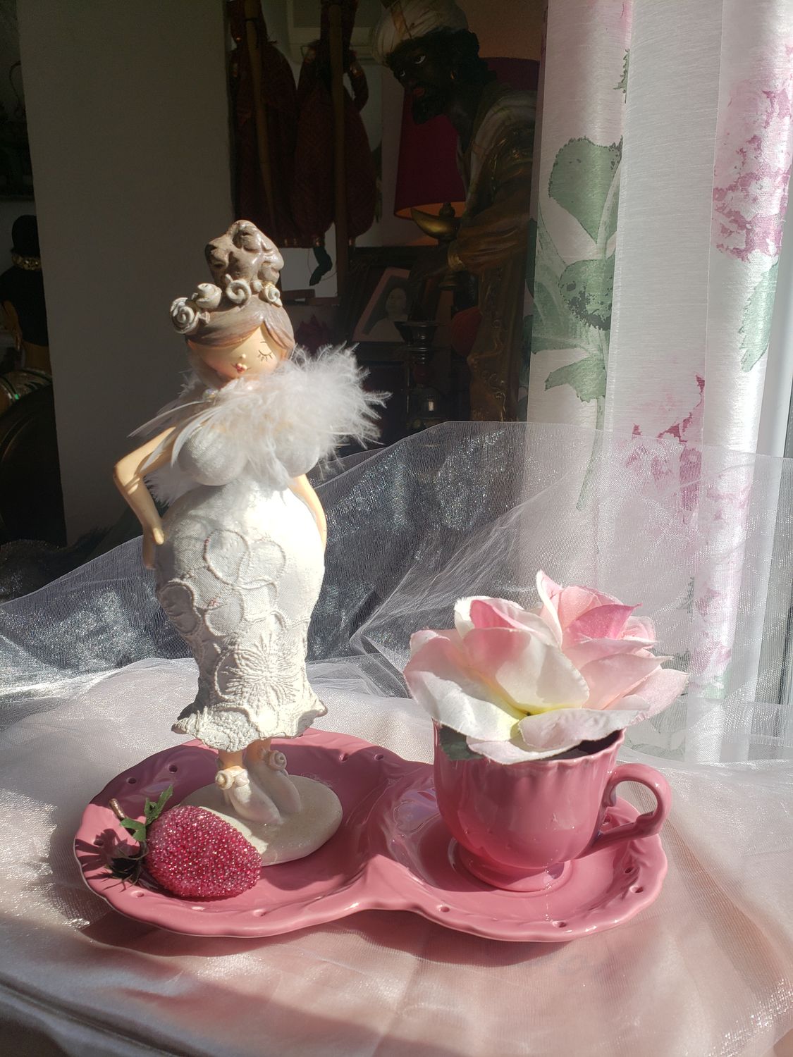 Pin up à la rose – vue 2 – création faite main, Fleur et Chuchotement