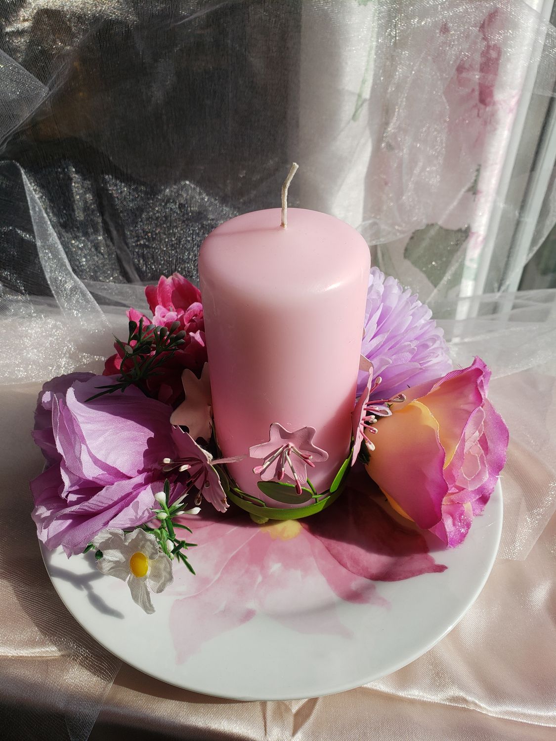 Bougie fleurie sur soucoupe – vue 2 – création faite main, Fleur et Chuchotement