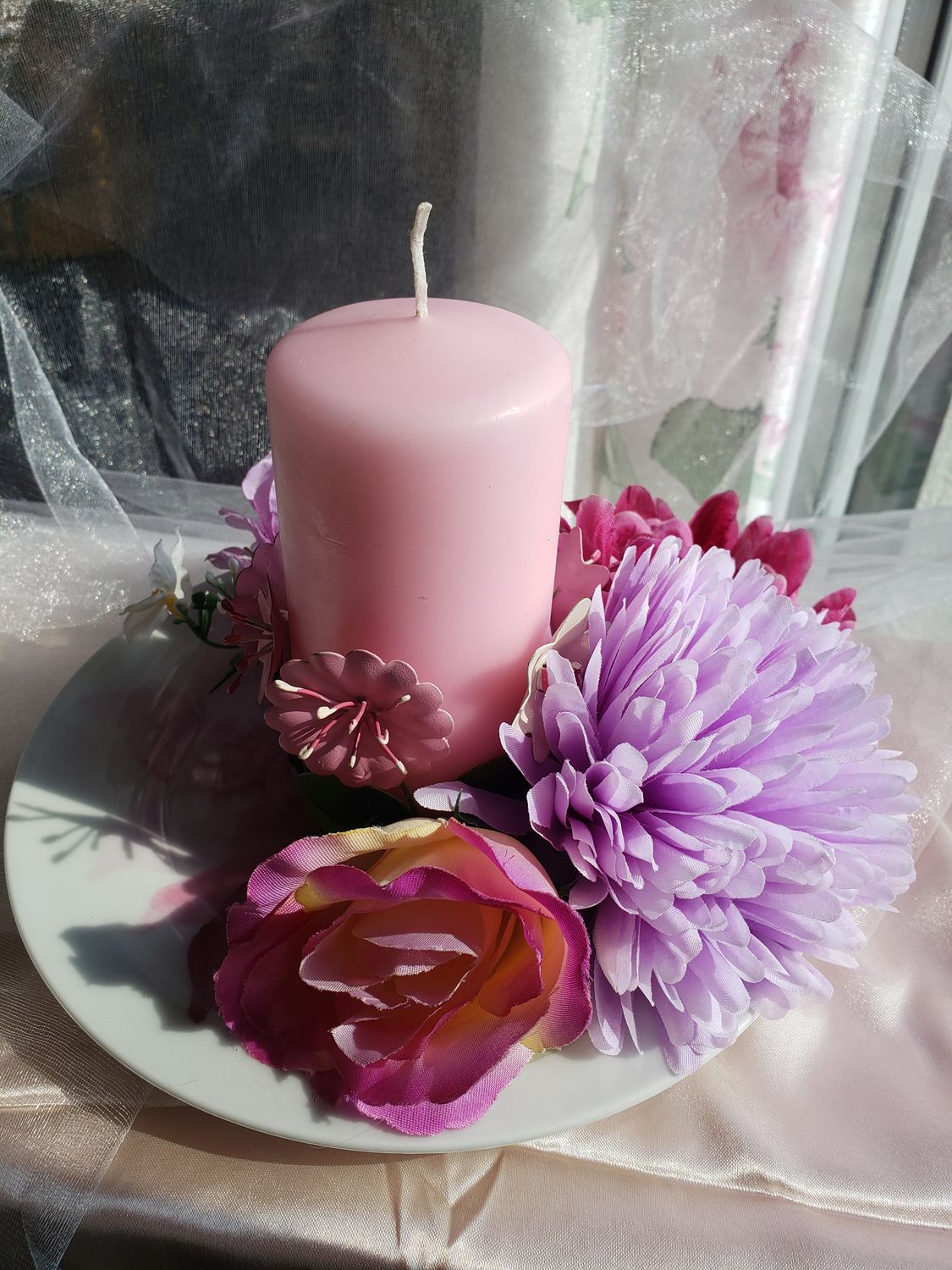 Bougie fleurie sur soucoupe – vue 3 – création faite main, Fleur et Chuchotement